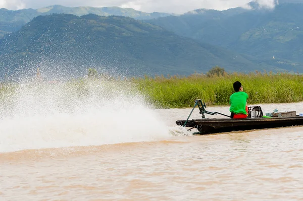 Inle Lake, Myanmar - 30 Ağustos 2016: Myanmar'ın Shan Eyaletinin Taunggyi İlçesi'nin Nyaungshwe İlçesi'nde bulunan bir tatlı su gölü olan Inle Sap'ın üzerinde bambu teknede bulunan tanımlanamayan Birmanyalı adam