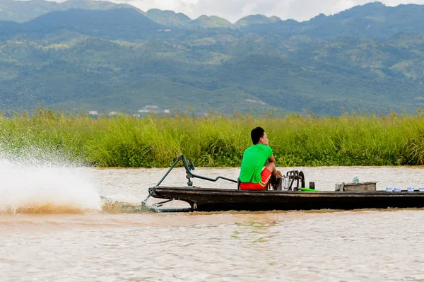 Inle Lake, Myanmar - 30 Ağustos 2016: Myanmar'ın Shan Eyaletinin Taunggyi İlçesi'nin Nyaungshwe İlçesi'nde bulunan bir tatlı su gölü olan Inle Sap'ın üzerinde bambu teknede bulunan tanımlanamayan Birmanyalı adam