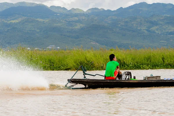 Inle Lake, Myanmar - 30 Ağustos 2016: Myanmar'ın Shan Eyaletinin Taunggyi İlçesi'nin Nyaungshwe İlçesi'nde bulunan bir tatlı su gölü olan Inle Sap'ın üzerinde bambu teknede bulunan tanımlanamayan Birmanyalı adam
