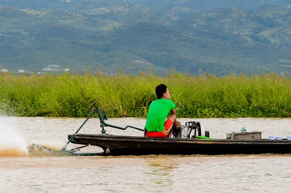 Inle Lake, Myanmar - 30 Ağustos 2016: Myanmar'ın Shan Eyaletinin Taunggyi İlçesi'nin Nyaungshwe İlçesi'nde bulunan bir tatlı su gölü olan Inle Sap'ın üzerinde bambu teknede bulunan tanımlanamayan Birmanyalı adam