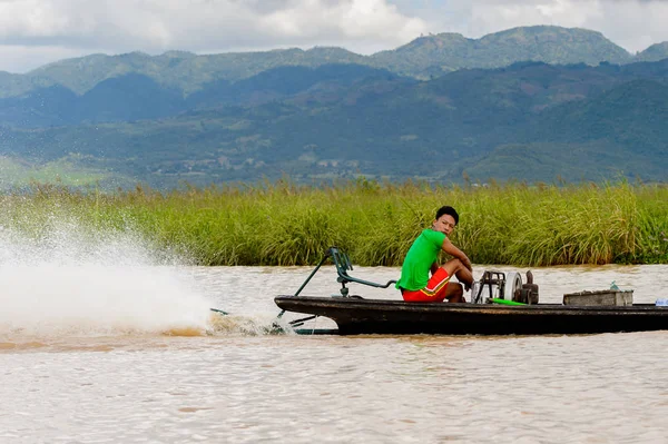 Inle Lake, Myanmar - 30 Ağustos 2016: Myanmar'ın Shan Eyaletinin Taunggyi İlçesi'nin Nyaungshwe İlçesi'nde bulunan bir tatlı su gölü olan Inle Sap'ın üzerinde bambu teknede bulunan tanımlanamayan Birmanyalı adam