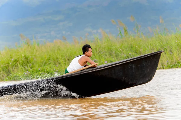 Inle Lake, Myanmar - 30 Ağustos 2016: Myanmar'ın Shan Eyaletinin Taunggyi İlçesi'nin Nyaungshwe İlçesi'nde bulunan bir tatlı su gölü olan Inle Sap'ın üzerinde bambu teknede bulunan tanımlanamayan Birmanyalı adam