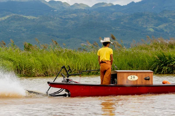 Inle Lake, Myanmar - 30 Ağustos 2016: Myanmar'ın Shan Eyaletinin Taunggyi İlçesi'nin Nyaungshwe İlçesi'nde bulunan bir tatlı su gölü olan Inle Sap'ın üzerinde bambu teknede bulunan tanımlanamayan Birmanyalı adam