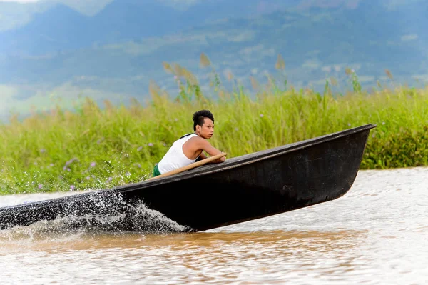 Inle Lake Myanmar Aug 2016 Unidentified Burmese Man Bamboo Boat — Stock Photo, Image