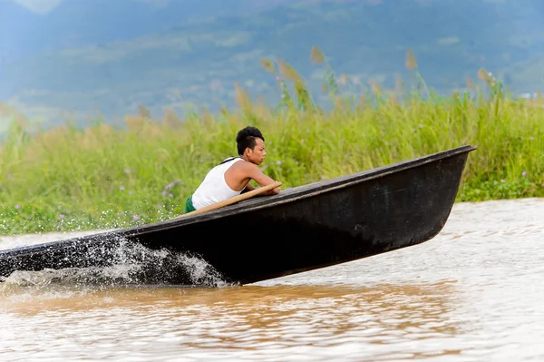 Inle Lake, Myanmar - 30 Ağustos 2016: Myanmar'ın Shan Eyaletinin Taunggyi İlçesi'nin Nyaungshwe İlçesi'nde bulunan bir tatlı su gölü olan Inle Sap'ın üzerinde bambu teknede bulunan tanımlanamayan Birmanyalı adam