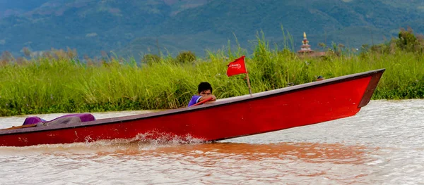 Inle Lake, Myanmar - 30 Ağustos 2016: Myanmar'ın Shan Eyaletinin Taunggyi İlçesi'nin Nyaungshwe İlçesi'nde bulunan bir tatlı su gölü olan Inle Sap'ın üzerinde bambu teknede bulunan tanımlanamayan Birmanyalı adam