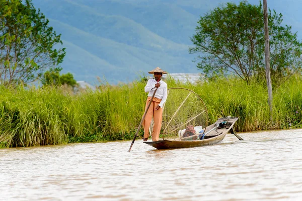Inle Lake, Myanmar - 30 Ağustos 2016: Özel el yapımı ağı olan bir teknede tanımlanamayan Birmanyalı balıkçı. Bu Myanmar balıkçılık geleneksel yoludur
