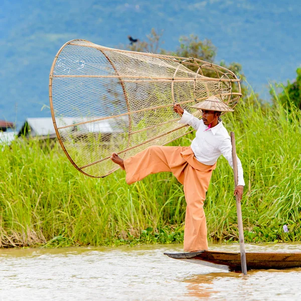 Inle Lake, Myanmar - 30 Ağustos 2016: Özel el yapımı ağı olan bir teknede tanımlanamayan Birmanyalı balıkçı. Bu Myanmar balıkçılık geleneksel yoludur