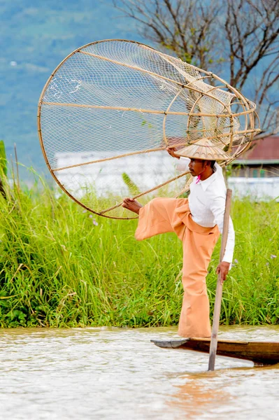 Inle Lake, Myanmar - 30 Ağustos 2016: Özel el yapımı ağı olan bir teknede tanımlanamayan Birmanyalı balıkçı. Bu Myanmar balıkçılık geleneksel yoludur