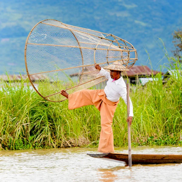 Inle Lake, Myanmar - 30 Ağustos 2016: Özel el yapımı ağı olan bir teknede tanımlanamayan Birmanyalı balıkçı. Bu Myanmar balıkçılık geleneksel yoludur