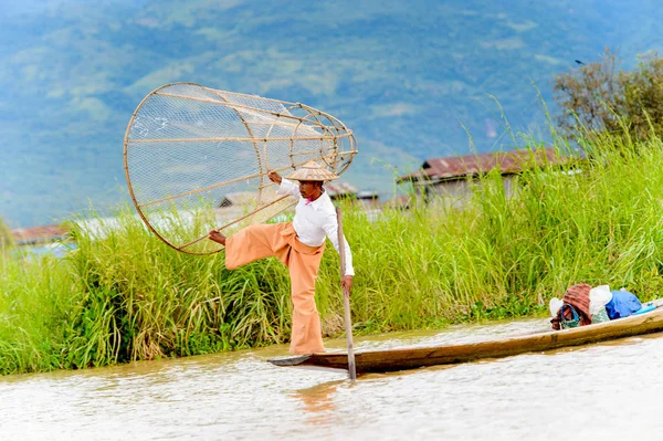 Inle Lake, Myanmar - 30 Ağustos 2016: Özel el yapımı ağı olan bir teknede tanımlanamayan Birmanyalı balıkçı. Bu Myanmar balıkçılık geleneksel yoludur