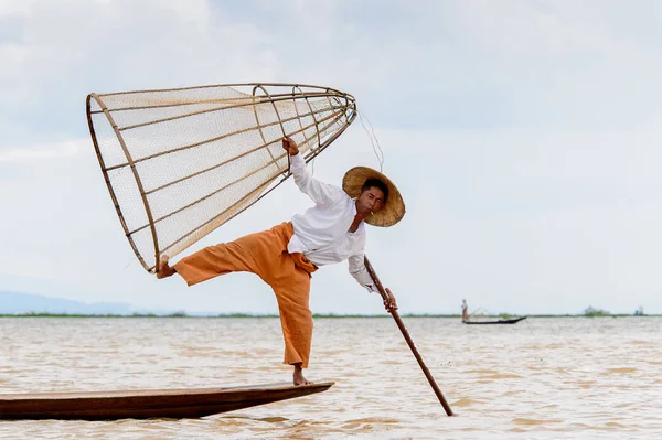 Inle Lake Myanmar August 2016 Unbekannter Burmesischer Fischer Lustiger Haltung — Stockfoto
