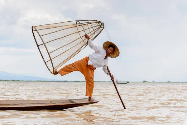 Инле Оке Мьянма Августа 2016 Года Неизвестный Бирманский Рыбак Забавной — стоковое фото