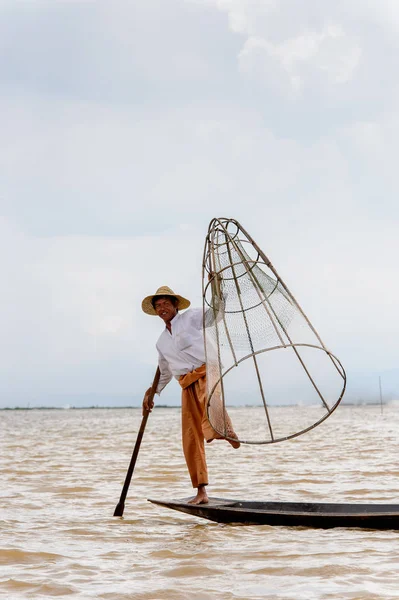 Inle Lake, Myanmar - 30 Ağustos 2016: Özel el yapımı ağı olan bir teknede tanımlanamayan Birmanyalı balıkçı. Bu Myanmar balıkçılık geleneksel yoludur