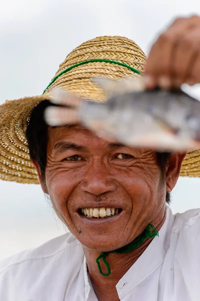 Inle Lake, Myanmar - 30 Ağustos 2016: Tanımlanamayan Birmanya balıkçı portresi. Myanma halkının yüzde 68'i Bamar etnik grubuna mensandı