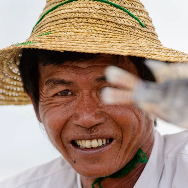 Inle Lake, Myanmar - 30 Ağustos 2016: Tanımlanamayan Birmanya balıkçı portresi. Myanma halkının yüzde 68'i Bamar etnik grubuna mensandı