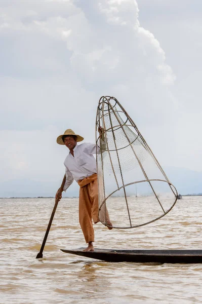 Inle Lake, Myanmar - 30 Ağustos 2016: Özel el yapımı ağı olan bir teknede tanımlanamayan Birmanyalı balıkçı. Bu Myanmar balıkçılık geleneksel yoludur