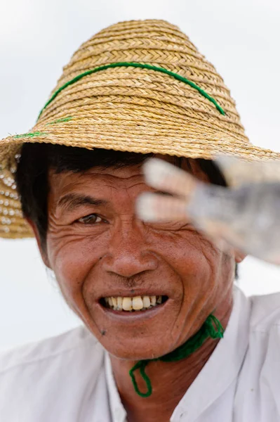 Inle Lake, Myanmar - 30 Ağustos 2016: Tanımlanamayan Birmanya balıkçı portresi. Myanma halkının yüzde 68'i Bamar etnik grubuna mensandı