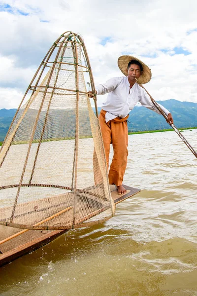 Inle Lake, Myanmar - 30 Ağustos 2016: Özel el yapımı ağı olan bir teknede tanımlanamayan Birmanyalı balıkçı. Bu Myanmar balıkçılık geleneksel yoludur