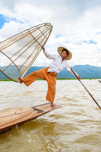 Inle Lake, Myanmar - 30 Ağustos 2016: Özel el yapımı ağı olan bir teknede tanımlanamayan Birmanyalı balıkçı. Bu Myanmar balıkçılık geleneksel yoludur