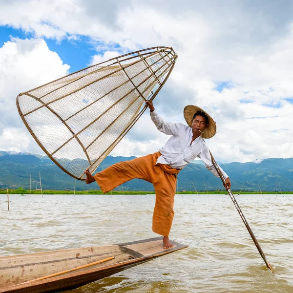 Inle Lake, Myanmar - 30 Ağustos 2016: Özel el yapımı ağı olan bir teknede tanımlanamayan Birmanyalı balıkçı. Bu Myanmar balıkçılık geleneksel yoludur