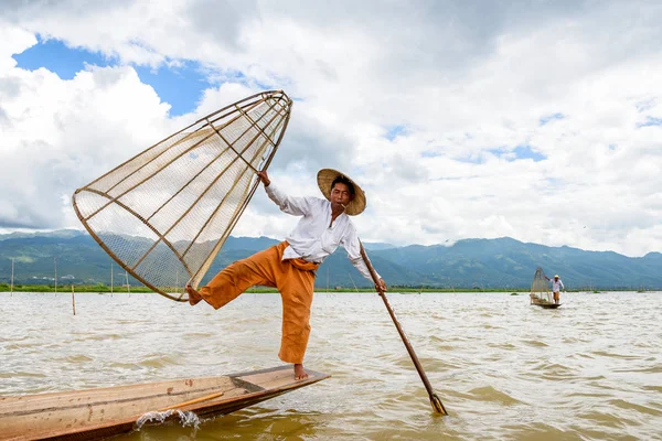 Inle Lake, Myanmar - 30 Ağustos 2016: Özel el yapımı ağı olan bir teknede tanımlanamayan Birmanyalı balıkçı. Bu Myanmar balıkçılık geleneksel yoludur