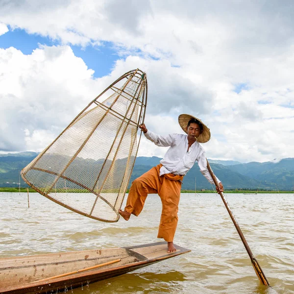 Inle Lake, Myanmar - 30 Ağustos 2016: Özel el yapımı ağı olan bir teknede tanımlanamayan Birmanyalı balıkçı. Bu Myanmar balıkçılık geleneksel yoludur