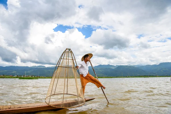 Inle Lake, Myanmar - 30 Ağustos 2016: Özel el yapımı ağı olan bir teknede tanımlanamayan Birmanyalı balıkçı. Bu Myanmar balıkçılık geleneksel yoludur