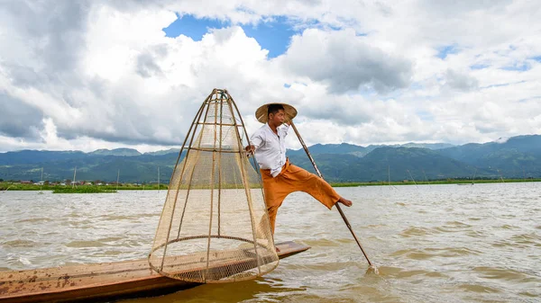 Inle Lake, Myanmar - 30 Ağustos 2016: Özel el yapımı ağı olan bir teknede tanımlanamayan Birmanyalı balıkçı. Bu Myanmar balıkçılık geleneksel yoludur