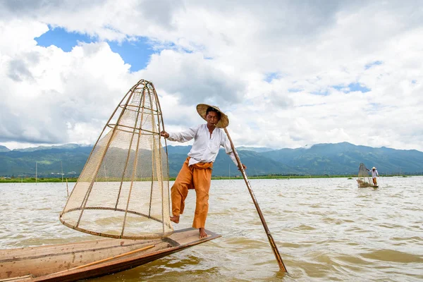 Inle Lake, Myanmar - 30 Ağustos 2016: Özel el yapımı ağı olan bir teknede tanımlanamayan Birmanyalı balıkçı. Bu Myanmar balıkçılık geleneksel yoludur