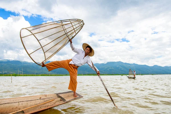 Inle Lake, Myanmar - 30 Ağustos 2016: Özel el yapımı ağı olan bir teknede tanımlanamayan Birmanyalı balıkçı. Bu Myanmar balıkçılık geleneksel yoludur