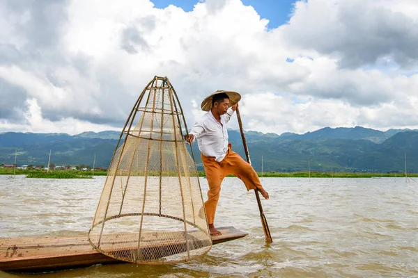 Inle Lake, Myanmar - 30 Ağustos 2016: Özel el yapımı ağı olan bir teknede tanımlanamayan Birmanyalı balıkçı. Bu Myanmar balıkçılık geleneksel yoludur