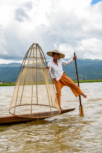 Inle Lake, Myanmar - 30 Ağustos 2016: Özel el yapımı ağı olan bir teknede tanımlanamayan Birmanyalı balıkçı. Bu Myanmar balıkçılık geleneksel yoludur