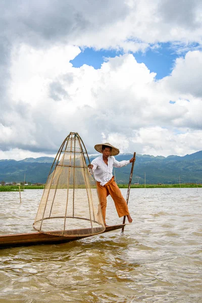Inle Lake, Myanmar - 30 Ağustos 2016: Özel el yapımı ağı olan bir teknede tanımlanamayan Birmanyalı balıkçı. Bu Myanmar balıkçılık geleneksel yoludur