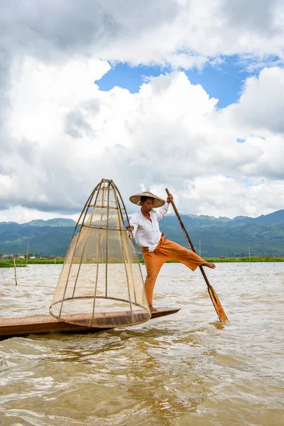 Inle Lake, Myanmar - 30 Ağustos 2016: Özel el yapımı ağı olan bir teknede tanımlanamayan Birmanyalı balıkçı. Bu Myanmar balıkçılık geleneksel yoludur