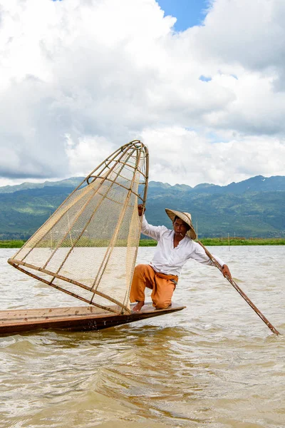 Inle Lake, Myanmar - 30 Ağustos 2016: Özel el yapımı ağı olan bir teknede tanımlanamayan Birmanyalı balıkçı. Bu Myanmar balıkçılık geleneksel yoludur