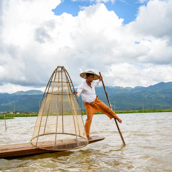 Inle Lake, Myanmar - 30 Ağustos 2016: Özel el yapımı ağı olan bir teknede tanımlanamayan Birmanyalı balıkçı. Bu Myanmar balıkçılık geleneksel yoludur
