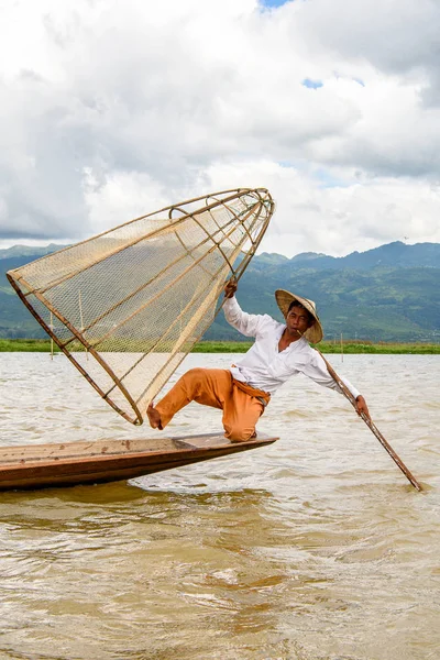 Inle Lake, Myanmar - 30 Ağustos 2016: Özel el yapımı ağı olan bir teknede tanımlanamayan Birmanyalı balıkçı. Bu Myanmar balıkçılık geleneksel yoludur