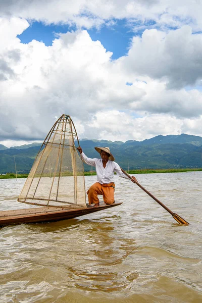 Inle Lake, Myanmar - 30 Ağustos 2016: Özel el yapımı ağı olan bir teknede tanımlanamayan Birmanyalı balıkçı. Bu Myanmar balıkçılık geleneksel yoludur