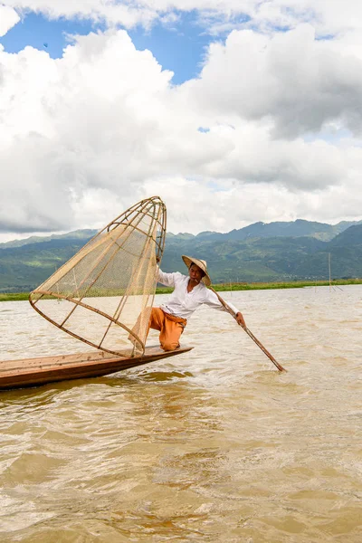 Inle Lake, Myanmar - 30 Ağustos 2016: Özel el yapımı ağı olan bir teknede tanımlanamayan Birmanyalı balıkçı. Bu Myanmar balıkçılık geleneksel yoludur