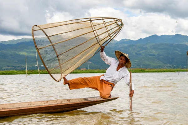Inle Lake, Myanmar - 30 Ağustos 2016: Özel el yapımı ağı olan bir teknede tanımlanamayan Birmanyalı balıkçı. Bu Myanmar balıkçılık geleneksel yoludur