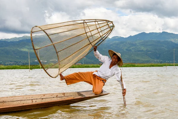 Inle Lake, Myanmar - 30 Ağustos 2016: Özel el yapımı ağı olan bir teknede tanımlanamayan Birmanyalı balıkçı. Bu Myanmar balıkçılık geleneksel yoludur