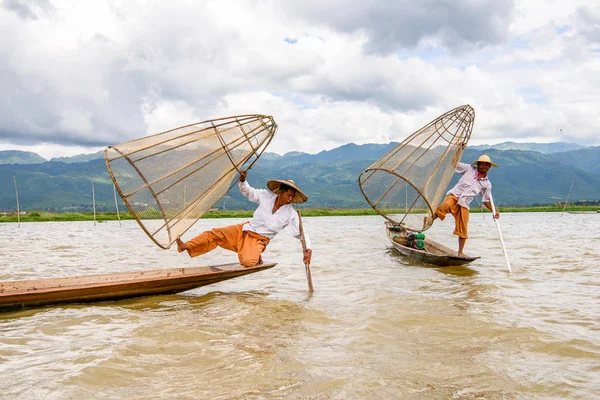 Inle Lake, Myanmar - 30 Ağustos 2016: Özel el yapımı ağı olan bir teknede tanımlanamayan Birmanyalı balıkçı. Bu Myanmar balıkçılık geleneksel yoludur