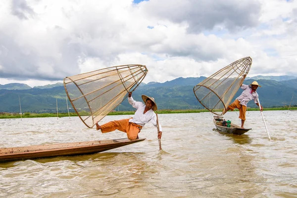 Inle Lake, Myanmar - 30 Ağustos 2016: Özel el yapımı ağı olan bir teknede tanımlanamayan Birmanyalı balıkçı. Bu Myanmar balıkçılık geleneksel yoludur