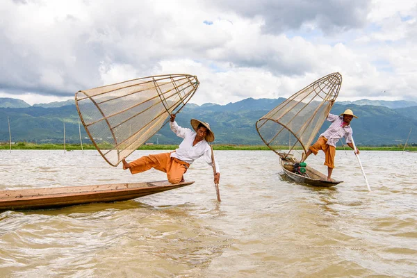 Inle Lake, Myanmar - 30 Ağustos 2016: Özel el yapımı ağı olan bir teknede tanımlanamayan Birmanyalı balıkçı. Bu Myanmar balıkçılık geleneksel yoludur