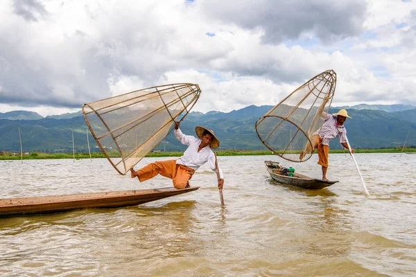 Inle Lake, Myanmar - 30 Ağustos 2016: Özel el yapımı ağı olan bir teknede tanımlanamayan Birmanyalı balıkçı. Bu Myanmar balıkçılık geleneksel yoludur