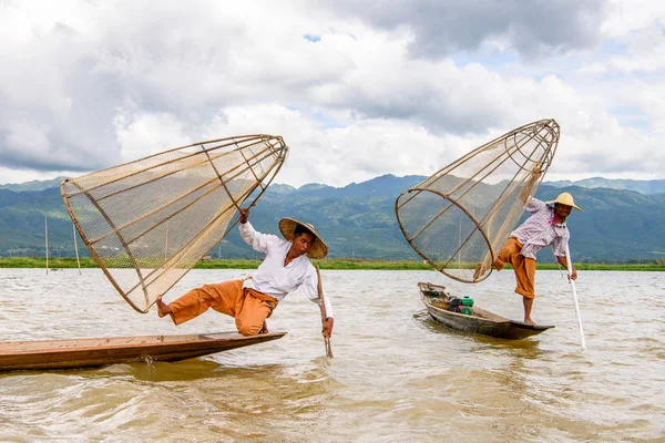 Inle Lake, Myanmar - 30 Ağustos 2016: Özel el yapımı ağı olan bir teknede tanımlanamayan Birmanyalı balıkçı. Bu Myanmar balıkçılık geleneksel yoludur