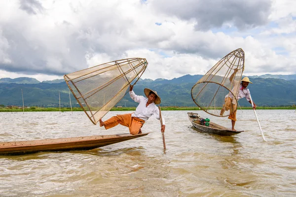 Inle Lake, Myanmar - 30 Ağustos 2016: Özel el yapımı ağı olan bir teknede tanımlanamayan Birmanyalı balıkçı. Bu Myanmar balıkçılık geleneksel yoludur