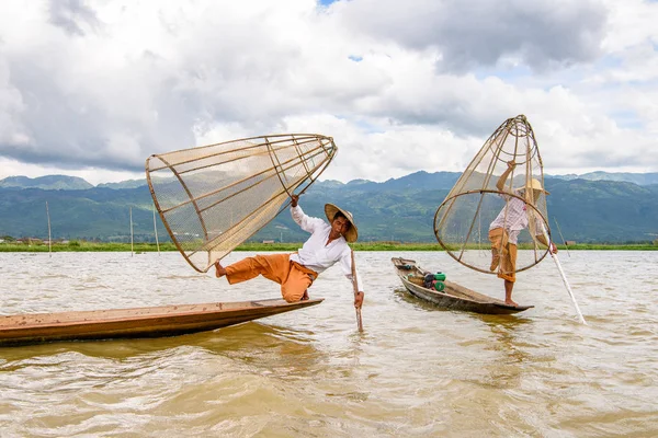 Inle Lake, Myanmar - 30 Ağustos 2016: Özel el yapımı ağı olan bir teknede tanımlanamayan Birmanyalı balıkçı. Bu Myanmar balıkçılık geleneksel yoludur