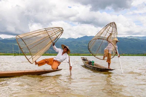 Inle Lake, Myanmar - 30 Ağustos 2016: Özel el yapımı ağı olan bir teknede tanımlanamayan Birmanyalı balıkçı. Bu Myanmar balıkçılık geleneksel yoludur